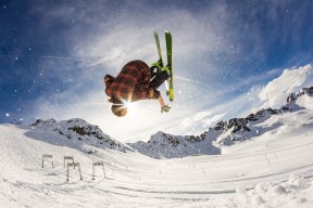 爱游戏体育平台-詹姆斯新纪录片上线首日播放破亿，詹姆斯纪录片第四部